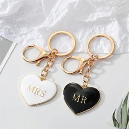 Keychains Fashion MR MRS Couple Keychain Heart Shape White Black Enamel Lovers Keyrings Key Bag Charms For Valentine's Day Gift