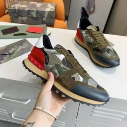 TOP Vt Shoes Women Valentines Luxurys Designer Camouflage Rockrunner Camo Men Trainers Shoes Mesh Leather Fabric Rubber Stud Platform Sneakers Runners Athletic 39