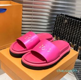2024 designer slide slippers for women men flat Rubber outsole waterproof classic summer thick platform sandals beach outdoor scuffs