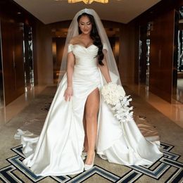 Schulterfreies Satin-Brautkleid, sexy, hoch geschlitztes Brautkleid für die Braut mit abnehmbarer Schleppe, Hochzeit für afrikanische, arabische, schwarze Frauen, D155