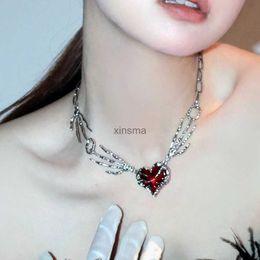 Chokers Fashion Retro Punk Personality Dark Red Heart-Shaped Pendant Dark For Woemn Exaggerated Clavicle Chain Ghost Claw Necklace YQ240201