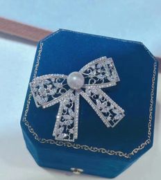 20105 Diamondbox -Jewelry Brosch Pin White Gold Plated 8mm Akoya Pearl Vintage Rhinestone Zirconia Hollow Bowknot Pendant Charm Gift Idea Scarf