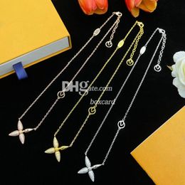 Simple Chain Crystal Necklaces Luxury Flower Pendant Necklaces Retro Gold Plated Pendants With Gift Box