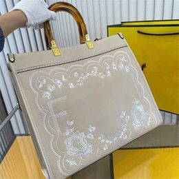 Sell Totes Leather Designer Handbag Womens Embroidery Tote Bag Crossbody Totes Shoulder Bags Mens Luxury Shopping Bags