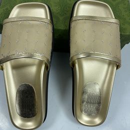 Sandálias femininas de malha com motivos de cristal, sandálias de praia de verão vazadas com plataforma grossa, chinelos planos para mulheres, sapatos preguiçosos para casa, 35-40