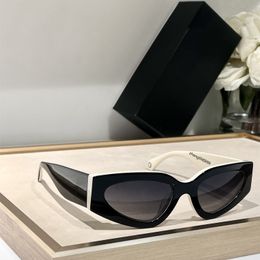 2024 Nuova primavera estate retrò Acetato Acetato Occhiali da sole per designer di donne Eye Futuristic Cat Eye per gli occhiali da sole UV Plancia di alta qualità 6056