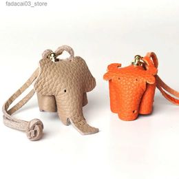 Keychains Lanyards Ful Grain leather cute and lucky elephant ox and horse keychain pendant animal keychain mens and womens bags charming girls Q240201