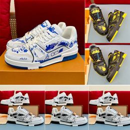 Graffiti smooth calfskin men skate sneakers bicolor technical outsole decorated Flowers Rubber outsole Stylish retro designer sneaker sneakers da skate