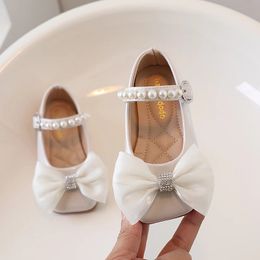 Scarpe da sposa con fiori per ragazze per bambini Scarpe basse con perline Mary Jane Scarpe da principessa Scarpe con cinturino con perle Scarpe da ballo per bambini 240122