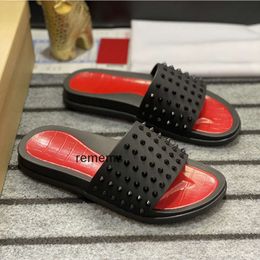 Pantofola da uomo di design Fondo piatto rosso Scivolo Spike Mule Sandalo con piattaforma nera Borchie da piscina Ciabatte Summer Beach House Infradito Suola in gomma