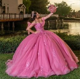 Gorące 2024 seksowne różowe koronkowe sukienki Quinceanera suknia balowa cekinowe kryształowe koraliki aplikacje z cekiny na ramię
