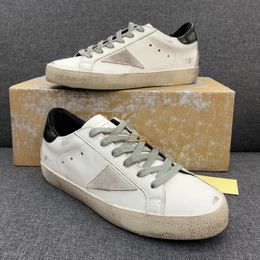 2024 Designerschuhe lässige goldene Sneaker Walk -Schuh -Leder -Leder -Löschflecken weißer Sporttrainer Reisebereich Womens Low Vintage Flat Girl Leder Tennis Run Wanderschuhe