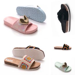 Mules Summer Slides Chypre Slippers Sandals Top Quality Beach Classic Flat Men and Women's Designer Leather Factory Foo 72