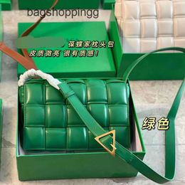 totes Evening Handbags bag Pillow the Venata Bag Splice 2024 Designer Triangle Bags Cassettes Sponge Boteega Baby Flap Fas IE2L