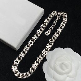 Stilista classico Collana placcata oro 18 carati Collane da donna di lusso in acciaio inossidabile Collane girocollo Accessori per gioielli da sposa con perle