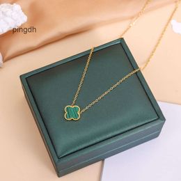 Van Clover Necklace Cleef Four Leaf Clover Neckalces Pendant Necklaces Designer Jewellery Woman Chains 14K Gold Plated Valentines Day Engagement Ornaments Suitable