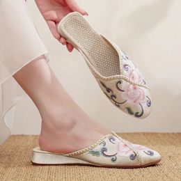 2023 Womens Slippers Wedge Heel Slide Design Flower Embroidery Upper Low Heeled Mules Chinese Style Embroidered Shoes 240202