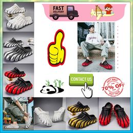 Designer Designer Slides Uomini Slifori casual Piattaforma Slip Aiuto Resistente Resistente Peso traspirato Solle super morbide Sandali Sandali estivi Flat Summer Slipper per