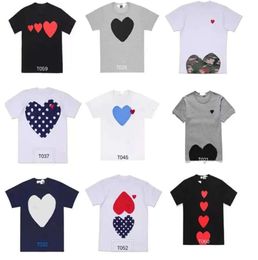 Fashion Mens Play T Shirt Designer Red Heart Shirt Commes Casual Women Shirts Des Badge Garcons High Quanlity TShirts Cotton Embroidery 055