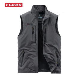 FGKKS Men's Leisure Vest Jacket Solid Colour Tooling Style Waistcoat Thin Fishing Hiking MultiPocket Casual Loose for Men 240127
