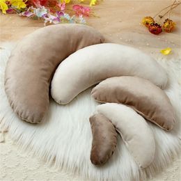 born Pography Accessories Posing Pillow Props Girl Boy Moon Shape Baby Poshoot Studio 240127