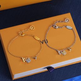 Classic Charm Bracelets Ladies Brand Letter Chain Bracelet Girls Birthday Gift Engagement Party Gold Silver Jewellery with Box