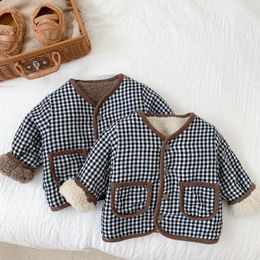 Cappotto per neonato e bambina nato in inverno Cappotto in cotone peluche spesso retrò perforabile su entrambi i lati Abbigliamento morbido per bambini 240122