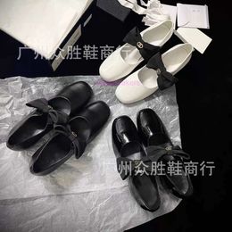 Teli designer Chaneles Sandalo Scherma singola Domande con tacchi spessi tacchi scarpe in pelle rotonda di punta Mary Jane