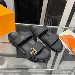 Дизайнер брендов женские тапочки тренеры Ely Sandals Комната моды женская повседневная пляжная туфли с толстыми черными сапожниками Summer Luxurious '