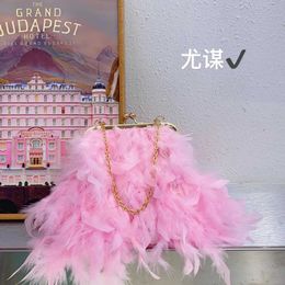 2023 Autumn/Winter Mink Plush Metal Clip Shell Banquet Feather Dumplings Mobile Hand Carrying Crossbody Bag 240205