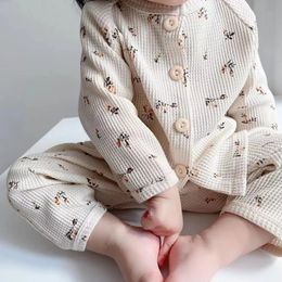 Baby Boys Girls Spring Autumn Långärmad Waffle Top Pants 2st Clothing Set Toddler Child Printed Sleepwear Set Kids Tracksuit 240118