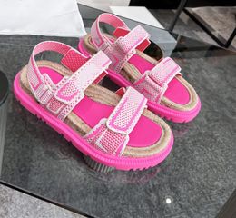 2024 Well Gummi -Sandalen neue Blumenbrokat Männer Frauen Mode Pantoffeln rote weiße Ausrüstungsbote rutschen lässig Slipper Nobox