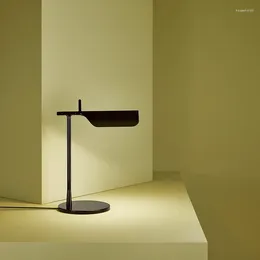 Lampade da tavolo Lampada semplice creativa nordica Designer italiano Arte Luce notturna Testata del letto Camera da letto Soggiorno El Decorativo per la casa