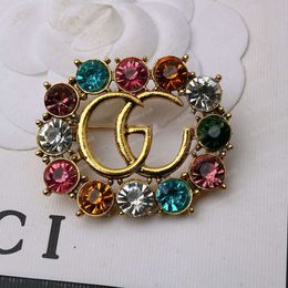 2024 Fashion Vintage Brooch for Women Elegant Socialite Palace Studded Pearl Letter Brooch with Versatile Accessories