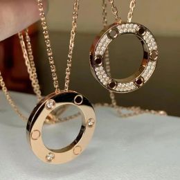 2024Herren und Frauen voller Diamanten Liebe Anhänger Halskette Modedesigner Titan Stahl Halskette Valentinstag Geschenk Luxus Schmuck