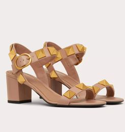 Летние итальянские брендовые римские сандалии с золотыми заклепками, женская обувь из телячьей кожи, макси с заклепками, на массивном каблуке, на каждый день, для прогулок, EU35-43