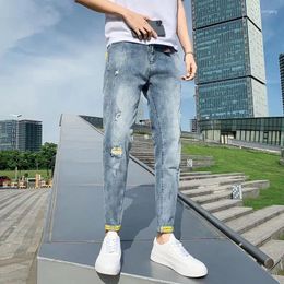 Jeans da uomo Pantaloni da cowboy tagliati strappati Pantaloni elasticizzati con fori Strappati Azzurro elastico rotto Estate di alta qualità Xs