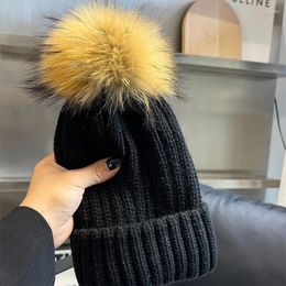 Berets 2024 Winter Ladies Fashion Knitted Hat Real Raccoon Fur Ball Casual Thick Warm Autumn Windproof Ear Protection