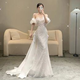 2024 Pärlor pärlstav sjöjungfru bröllopsklänningar avtagbar satin tågklänning från axel prinsessan vit formell ocn party klänning plus storlek brudklänningar