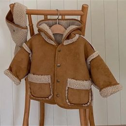 Zimowe dziecko zagęszcza ciepły płaszcz Długie rękaw niemowlęta kadrnia kreska wiatroodporna plus aksamitne grube dziewczęta dla dzieci chłopcy 240125
