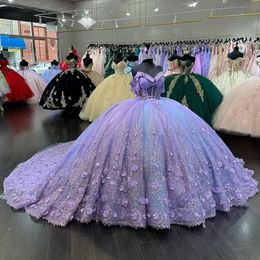 2024 Платья Quinceanera Сиреневые кружевные аппликации Хрустальные бусины с открытыми плечами Иллюзия с короткими рукавами Цветы ручной работы Плюс размер Вечерние платья для выпускного вечера