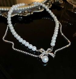 Klassische Halskette von einer Designerin, Kette mit Choke-Loop-Anhänger, vergoldete Perlenkette mit Buchstaben, Schmuckhalskette, Halskette als Geschenk