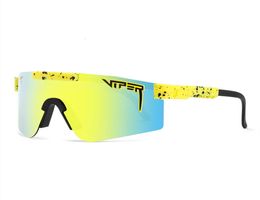 Occhiali da sole sportivi polarizzati uomini Donne Personalità Brand Flat Top Frame Lenti Siamesi Sole Sun Pv019169815