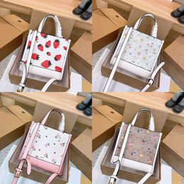 Designer Cross Body Tote Bag Caoches Print Luxury Handbag Women Strawberry Flower Shoulder Bags Ladies Fashion Letter Totes