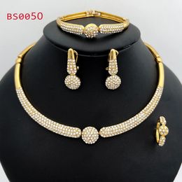 Dubai Gold Plated Jewellery Set Vintage Round Charm Rhinestone Necklace Bracelet Earring Ring For Wedding Bride Women Sets 240130