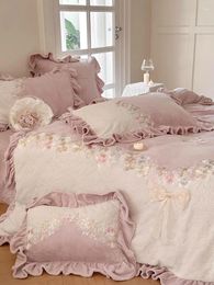 Bedding Sets Princess Wind Winter Warm Double-sided Milk Velvet Four-piece Carved Lace Bow Quilt Bedding.