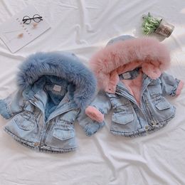 Пальто для маленьких девочек, одежда, зимние джинсовые куртки с меховым капюшоном из хлопка, утепленная детская одежда для девочек 240122