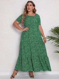 Plus Size Women's Ditsy Print Short Sleeve Round Neck Maxi Smocked Casual Dress 240124