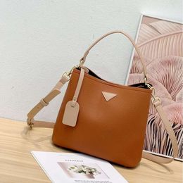 Color blocking French women's bag, light and high-end, large capacity single shoulder crossbody handbag, with a 30% discount on wholesale in 2024 stores