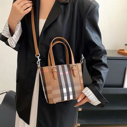 2023 New Autumn/winter Fashion Large Capacity Handbag One Shoulder Versatile Mobile Trendy Women's Crossbody Bag 75% factory direct sales